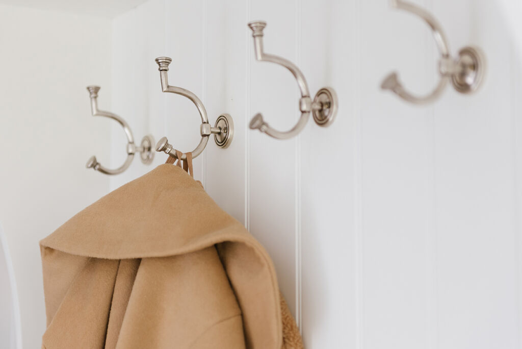 Heller Mudroom mit Vertäfelung als Rückwand - Adam And Wood